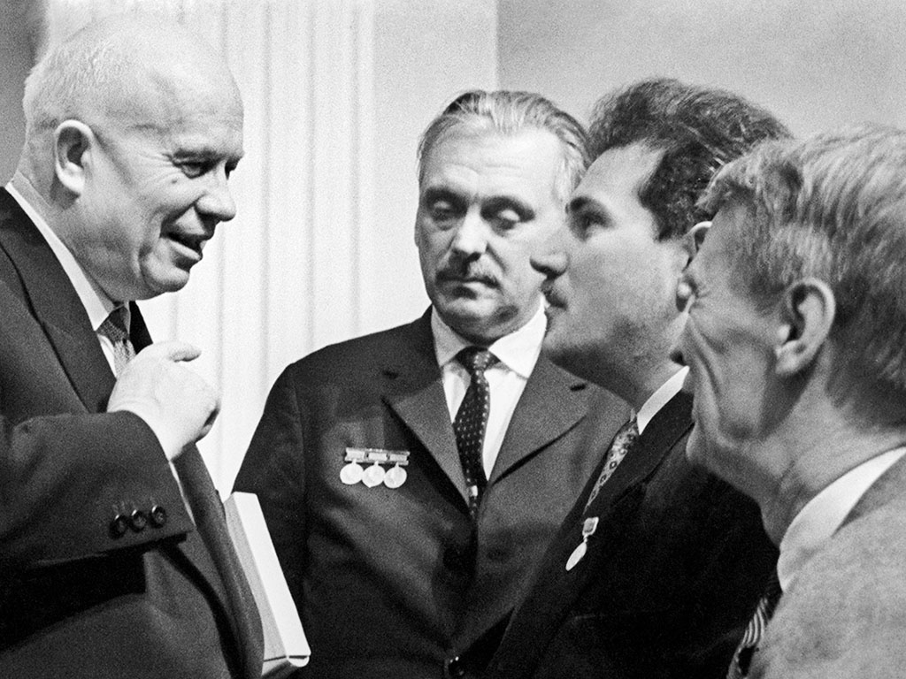 1963 год. Никита Хрущёв (слева) на встрече с деятелями культуры в Кремле. Также на фото (слева направо): писатель и поэт Сергей Михалков, кинорежиссёры Григорий Чухрай и Иван Пырьев
