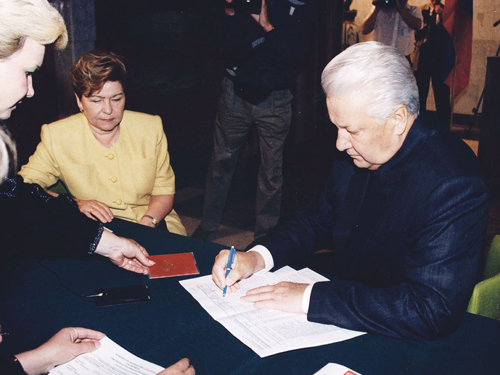 Junio de 1996. Jóvenes de Kemerovo utilizan carteles y pancartas para instar a la población a votar por Boris Yeltsin en las elecciones presidenciales rusas.