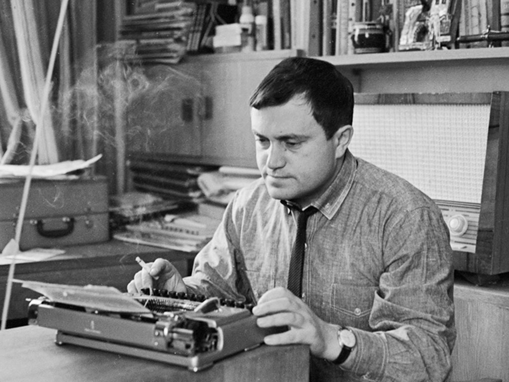 Василий Аксёнов за работой. Февраль 1966 года