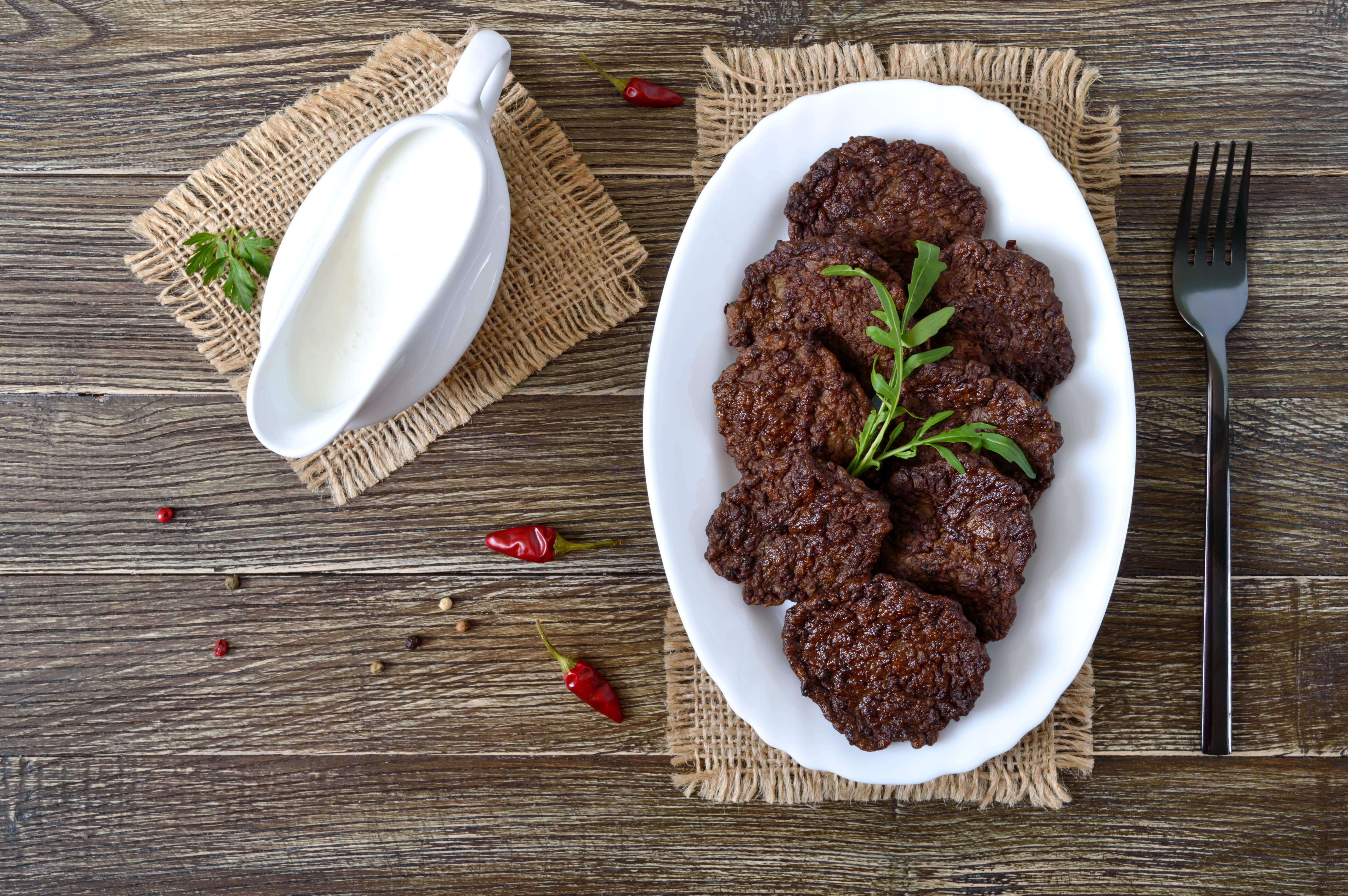 Вкусные домашние печеночные котлеты на тарелке