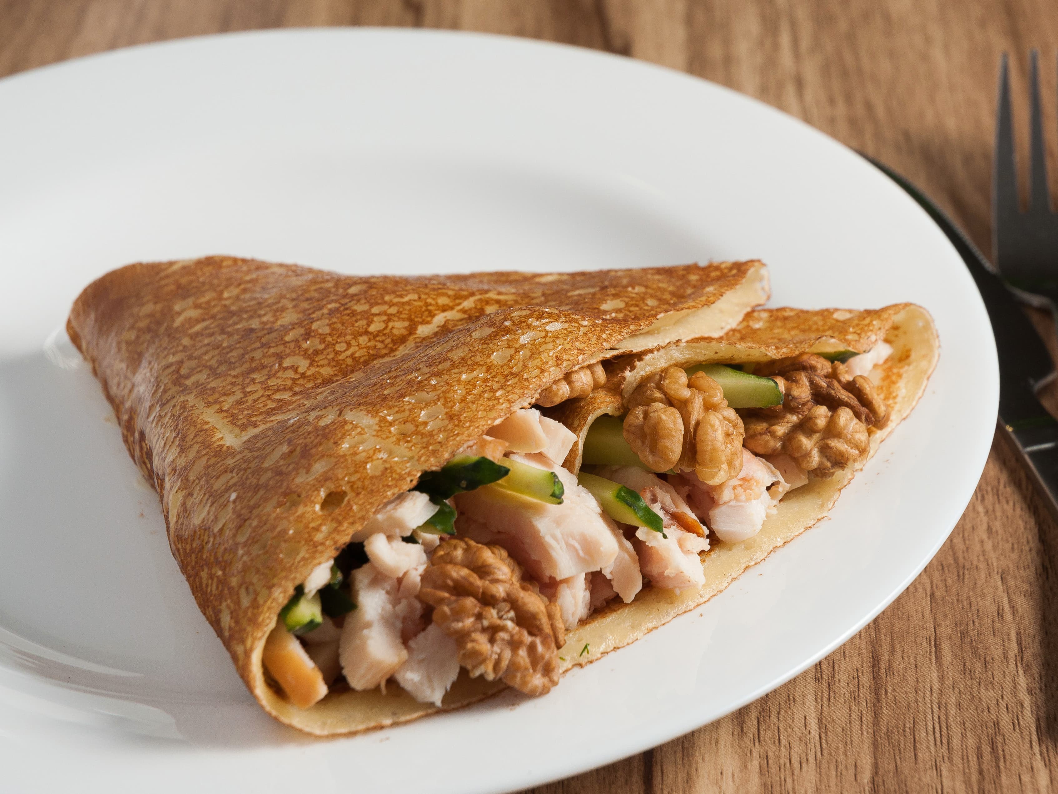 блин с копченной курицей и грецкими орехами