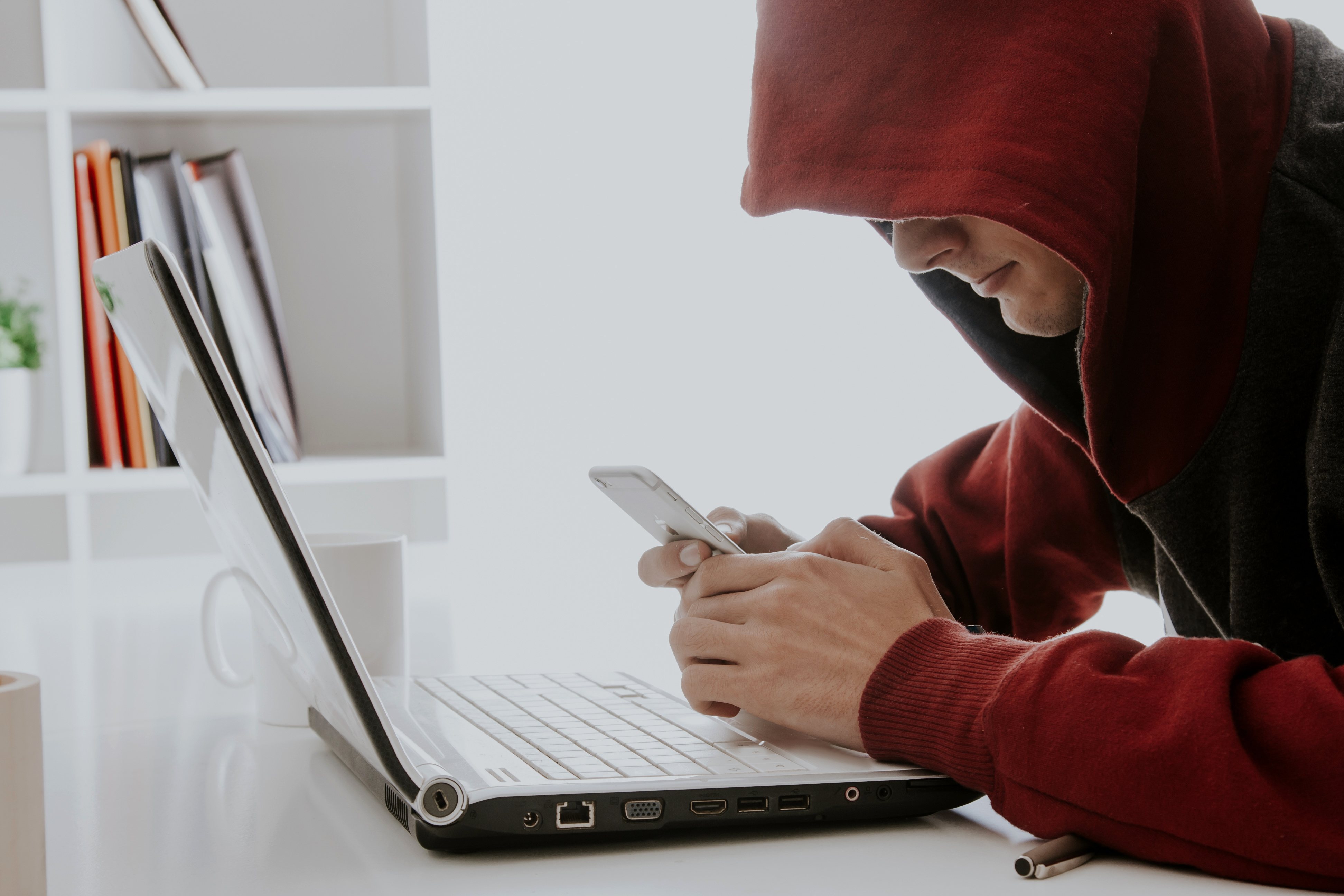 интернет мошенник за работой