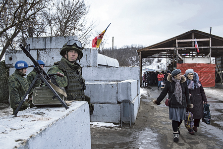 На контрольно-пропускном пункте в районе станицы Луганской.  Слева – военнослужащий ЛНР и наблюдатели ОБСЕ