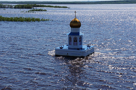 Плавучая часовня на месте слияния Иртыша и Оби