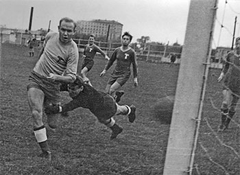 Москва, 1964 год. Матч на Кубок ЗИЛа. В той игре Эдуард Стрельцов вышел на поле в составе заводской команды отдела технического контроля