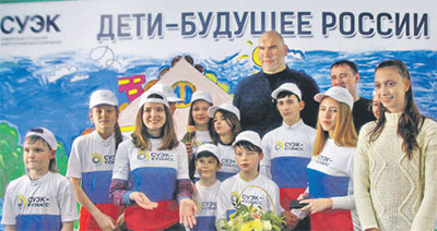 Николай Валуев и юные участники акции «Здоровая нация – здоровая Россия».