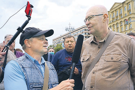 Общественный деятель Валерий Соловей (справа на фото) во время акции в поддержку жителей Белоруссии в Новопушкинском сквере, 15 августа 2020 года  