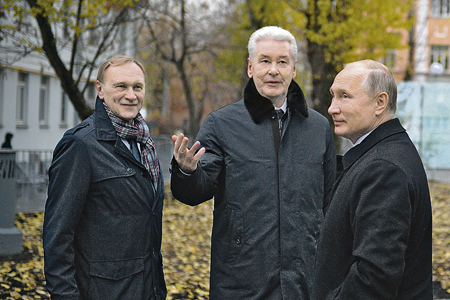 Справа налево: президент России В. Путин, мэр Москвы С. Собянин, директор Государственного музея А.С.Пушкина Е.Богатырёв  перед открытием Дома-музея И. Тургенева
