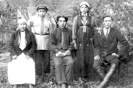 Семья ветеринара Бадмы Мужиковича Хохлова (сидит в центре): его супруга Лиджи  (сидит слева), рядом сын Кирсан, студент Башантинского сельзозтехникума,  справа дочь Сулда с мужем Доржой Илюмжиновым. Башанта, 1926 г.