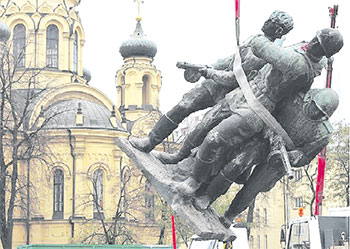 Многие памятники советским воинам, как этот в Варшаве, воздвигнутый в 1945-м, постигла такая же участь – снос