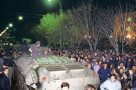 Октябрь 1990 года, Комратский район Молдавской ССР. Местные жители приветствуют прибывшие на их защиту  войска МВД СССР