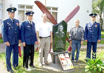 На открытии памятника. Николай Кононов  (в центре, в светлой одежде)