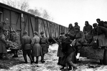 Погрузка раненых в вагоны. Прибалтийский фронт, 1944 год