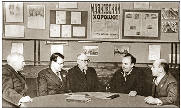 П.Г. Антокольский, М.В. Исаковский, В.Д. Бонч-Бруевич, А.И. Безыменский, С.И. Аралов в Литературном музее. 1939 г.