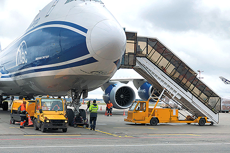 На разгрузке лайнер одного из ключевых партнёров компании – AirBridgeCargo