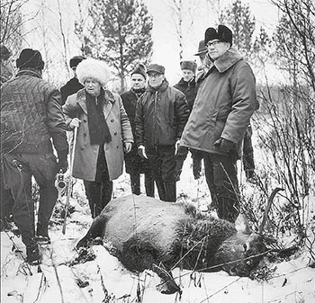 Никита Хрущёв (в белой папахе) и Урхо Кекконен (крайний справа)  на охоте в Завидово. Декабрь 1963 г.