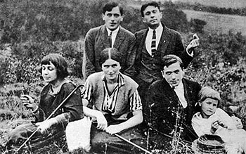 Прага, 1923 год. Сидят: М.И. Цветаева, Е.И. Еленева, К.Б. Родзевич, Олег Туржанский.  Стоят: С.Я. Эфрон, Н.А. Еленев