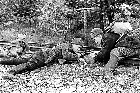 Партизаны закладывают взрывчатку под железнодорожное полотно, 1942 год