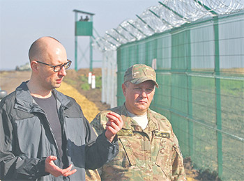 Премьер-министр Яценюк осматривает фронт работ