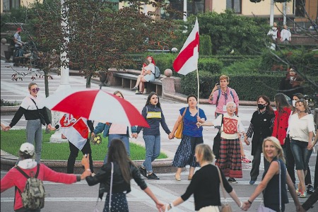 Майдан обычно начинается с хороводов, а заканчивается обнищанием...