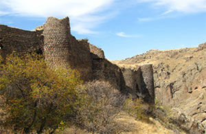 Какаваберд (Крепость Гехи, IX в.). Посаженный в 330–338 гг. Хосровский лес в 1958 г. был официально объявлен заповедником, знаменитым своей неповторимой флорой и фауной. Там же находятся 312 исторических памятников, созданных в основном в Средние века