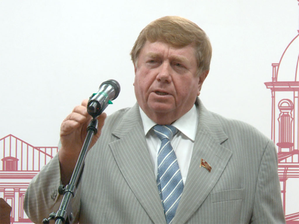 На фото: Виктор Михайлович Сошин выступает в Московском доме национальностей на литературном вечере, посвященном Сергею Есенину