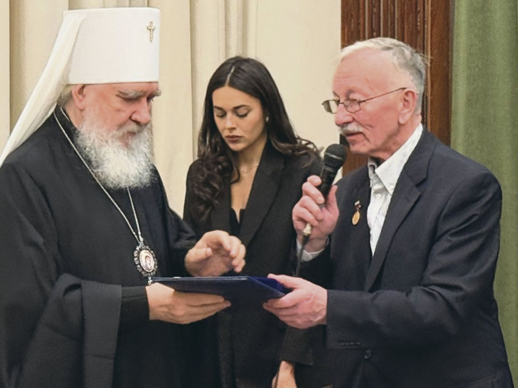 Святослав Рыбас вручает награду митрополиту Калужскому и Боровскому Клименту