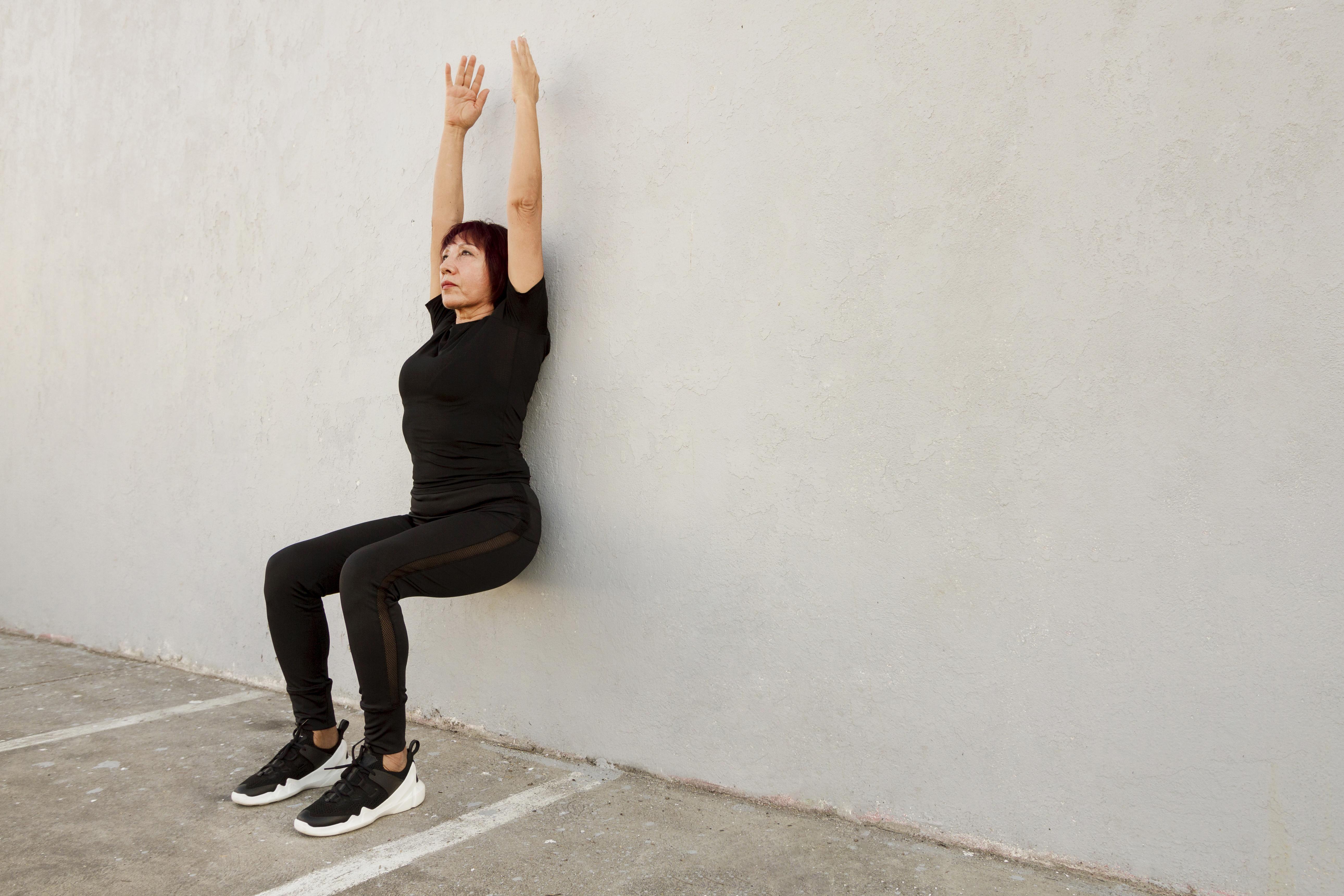 упражнение Стульчик у стены (wall sit)