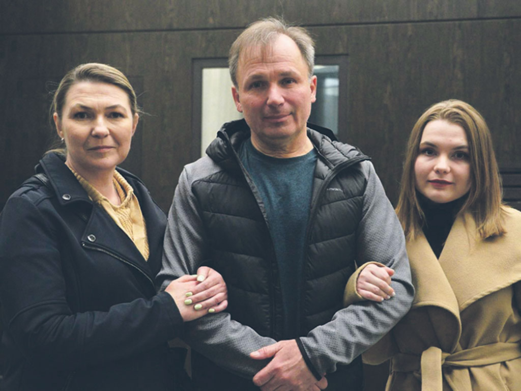 Константин Ярошенко с женой и дочерью