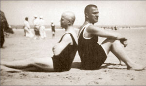 О. Брик. Маяковский и В. Шкловский. Нордерней, 1923 г.