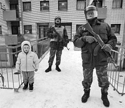 Косово. Сербский ребёнок под охраной солдат ООН   фото: ИТАР-ТАСС