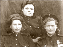 Групповое фото военных лет. Нина (вверху) и две её фронтовые подруги: Анна и Мария
