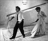Собственно термин «папарацци» появился на свет благодаря Феллини. И за это фоторепортёры заплатили ему сторицей. Тацио Секкьяроли. Федерико Феллини и Марчелло Мастроянни на съёмках фильма «8½». 1963