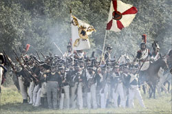 Участники реконструкции сражения 1812 года между Российской армией и войсками Наполеона на Бородинском поле;  РИА &laquo;Новости&raquo;