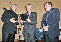 Вручение премии Владимиру Кострову (в центре), слева – М.Ю. Лермонтов, справа – А. Шацков