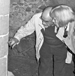 Игорь Золотусский и Татьяна Земскова у колонны в Шильонском замке (Швейцария), на которой был обнаружен автограф Н.В. Гоголя