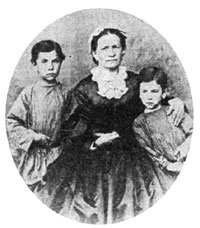Саша и Ваня Жиркевич с бабушкой М.И. Астафьевой,1860-е гг.