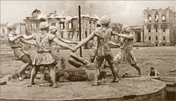 Фонтан «Бармалей», на заднем плане – горящий вокзал станции Сталинград-1. 23 августа 1942 г.;   Эммануил ЕВЗЕРЧИХИН