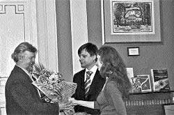 Михаил Фомичёв вручает Георгию Юдину (слева) заслуженную награду   фото:  Александр ОСИПОВ