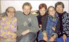 Семья беженцев, крайняя справа – Валентина