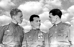 Лётчики-штурмовики Артём Анфиногенов, Гумер Миннибаев, Борис Кучин. Лето 1944-го