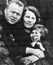 Аркадий Гайдар с женой Дарьей Матвеевной и дочкой Женей. 1937 г.
