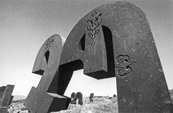 Памятник армянскому алфавиту на шоссе Ереван – Аштарак; ФОТО: Александр ТЯГНЫ-РЯДНО