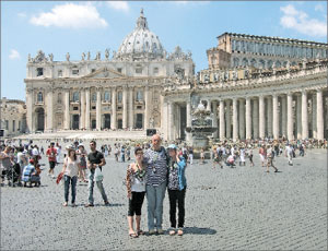 Ректор МАМАРМЕН профессор А.Г. Лобко с дочерьми Софией (слева) и Анастасией на площади Святого Петра в Риме у входа в Ватикан