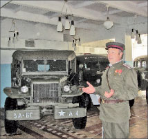 Директор Военно-технического музея Дмитрий Дорогойченко ведёт экскурсию для коллег;  Фото автора