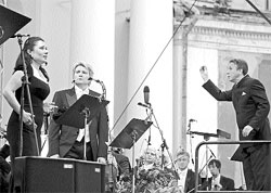 Анна Викторова (Ганна), Николай Басков (Левко) и Михаил Плетнёв;  фото: ИТАР-ТАСС