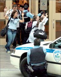 Трагические события, требующие вмешательства полиции, – обыденность в американских учебных заведениях.;  PHOTAS