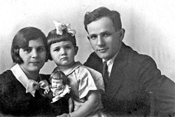 Последняя предвоенная фотография: Евгения, Леонора и Евгений Горфины