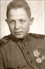 Сергей Налобин, 1946 год. Александр Чуркин, 1946 год.  Этими снимками они обменялись при расставании в 1946 году в Гольберштадте
