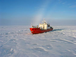 Глобальное потепление сделает доступными для добычи гигантские ресурсы Северного Ледовитого океана. Кому они достанутся?;  фото: ИТАР-ТАСС